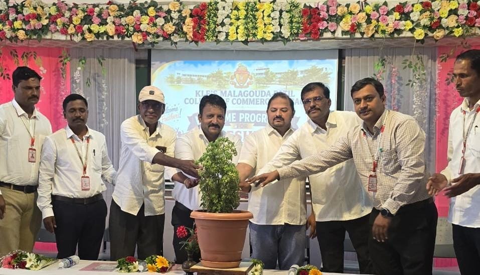 वाणिज्य शाखेच्या विद्यार्थ्यांसाठी संधींचे मोठे दालन; सकारात्मक दृष्टीकोनातून यश मिळवा – डॉ. सुनील शिंदे
